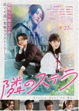 修复工作室里正在检查胶片的画面